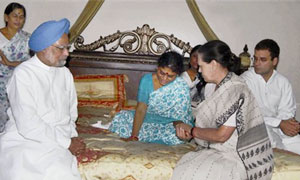 PM Manmohan Singh, Sonia Gandhi and Rahul Gandhi console YSR's wife Vijaya Lakshmi.