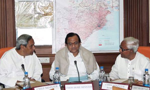 P Chidambaram discussing with Buddhadeb Bhattacherjee and Navin Pattnaik during a meeting on anti-maoist operation.